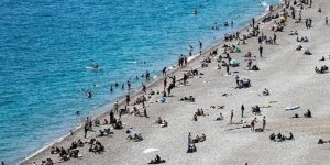 Antalya sahillerinde bayram tatili yoğunluğu yaşanıyor