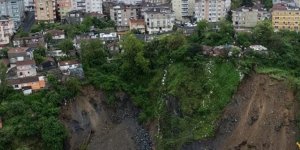 İstanbul Valisi Gül, Gaziosmanpaşa'da toprak kayması yaşanan alanda incelemede bulundu