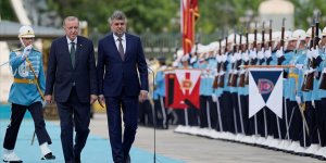 Cumhurbaşkanı Erdoğan, Romanya Başbakanı Ciolacu'yu resmi törenle karşıladı