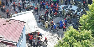 Küçükçekmece'de 3 katlı bina çöktü / Bir kişinin cansız bedeni çıkarıldı