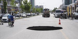 Ankara'da kanalizasyon sularının birikmesi sonucu yol çöktü