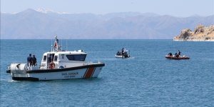 Van Gölü'nde kaybolan genci arama çalışmaları üçüncü gününde sürüyor