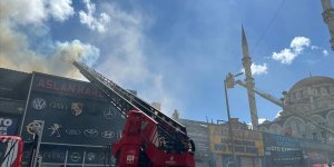 Sultangazi'de oto sanayi sitesindeki iş yerinde çıkan yangın söndürüldü