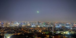 Gökyüzünden süzülen ışık kümesi uzay çöpü olabilir