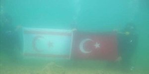 Kıbrıs Barış Harekatı'nın 50. yıl dönümünde su altında Türk ve KKTC bayrağı açıldı