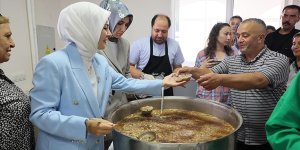 Bakan Göktaş, Alevi vatandaşlarla bir araya geldi, aşure dağıttı