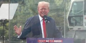 Trump, açık hava konuşmasını kurşun geçirmez cam kabinden yaptı