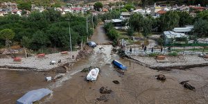 İzmir Menderes'te sağanak sonrası yol çöktü, bazı ev ve iş yerlerini su bastı!