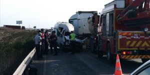 Adana'da tır ile servis minibüsünün çarpışması sonucu 4 kişi öldü, 6 kişi yaralandı