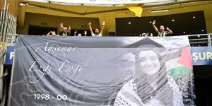 Fenerbahçe taraftarları İsrail askerlerince öldürülen Ayşenur Ezgi Eygi için pankart astı