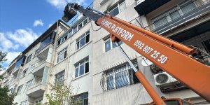Fatih'te kısmi çökme olduğu için mühürlenen 5 katlı binanın yıkımına başlandı
