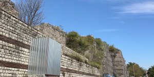 Edirnekapı surlarına çıkan merdivenlere demir bariyerli önlem