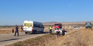 Afyonkarahisar'da okul servis minibüsü ile otomobilin çarpıştığı kazada 3 kişi öldü