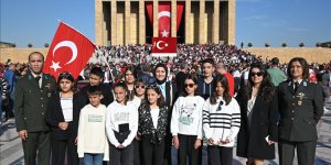 Bakan Güler'in davetiyle Hakkari'den Ankara'ya gelen 10 öğrenci Anıtkabir'i ziyaret etti