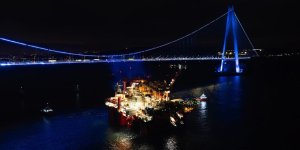 Dev petrol platformu İstanbul Boğazı geçişini tamamladı