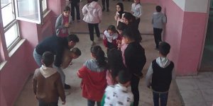 Diyarbakır'da nefes borusuna şeker kaçan öğrencisini Heimlich manevrasıyla kurtardı