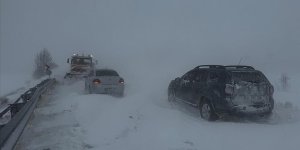Kayseri-Sivas kara yolu yoğun kar nedeniyle ulaşıma kapandı