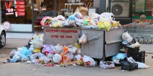 İzmir Bayraklı'da işçilerin grevi nedeniyle sokaklarda çöp yığınları oluştu