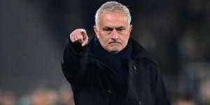 Mourinho, sahada fenalaşan eski oyuncusu Bove'yi aradı