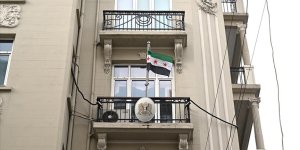 Suriye'nin İstanbul Başkonsolosluğu'na "Devrim Bayrağı" asıldı