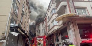 Fatih'te 4 katlı binada yangın! 3 saatte söndürüldü