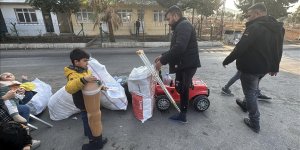 Suriyeli küçük Ömer "ağır yükü" ile hiç görmediği ülkesine döndü