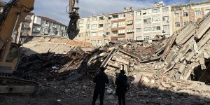 Güngören'de boşaltılan bina yıkım sırasında çöktü!