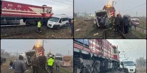 Kırklareli'nde hemzemin geçitte trenin çarptığı servis minibüsündeki 2 kişi yaralandı
