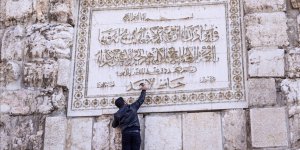 Hafız Esed'in, Şam'da Emevi Camisi'nin duvarındaki ismi çekiçle kazındı