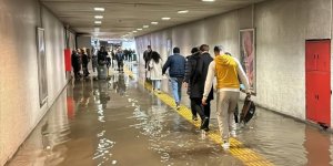 Fatih'te metro alt geçidini kanalizasyon suyu bastı