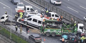 Kağıthane'de okul servisi ile hafif ticari araç çarpıştı, 10 kişi yaralandı