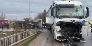 Balıkesir'de okul servisi ile tırın çarpıştığı kaza anı güvenlik kamerasında
