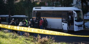 İzmir'de tıra çarpan okul servisindeki öğrencilerden 1'i öldü, 1'i yaralandı