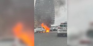 Bakırköy'de park halindeki otomobil yandı