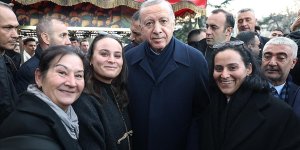 Cumhurbaşkanı Erdoğan Sultanahmet'te vatandaşların kandilini kutladı