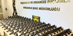 Bursa'da aracında 150 ruhsatsız tabanca ele geçirilen zanlı tutuklandı