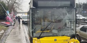 Bahçelievler'de kontrolden çıkan İETT otobüsü aydınlatma direği ile reklam panosuna çarptı
