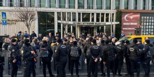Minibüsleri 8+1 taksiye dönüştürülen esnaftan İBB önünde eylem