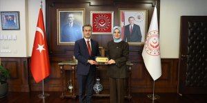 Bakan Göktaş, sanatçıların bağışladığı ödülü devlet korumasındaki çocuklar adına teslim aldı