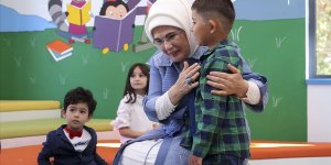 Emine Erdoğan: Bu tatili dinlenerek, keşfederek ve sevdiklerinizle paylaşarak geçirmenizi temenni ediyorum