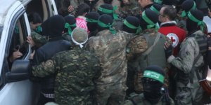 Hamas, 3 İsrailli kadın esiri Kızılhaç'a teslim etti