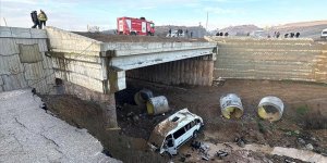 Tuzla'da servis minibüsü şarampole devrildi, 16 kişi yaralandı