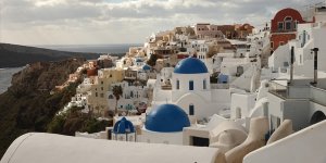 Deprem endişesiyle çoğu adalının terk ettiği Santorini'de hırsızlığa karşı önlemler artırıldı