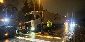 Büyükçekmece'de makaslayan tır nedeniyle D-100 kara yolu Edirne yönü trafiğe kapatıldı