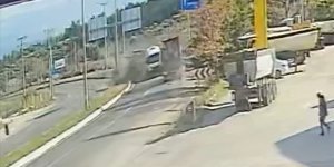 Denizli'de iki tırın çarpışma anı kameraya yansıdı