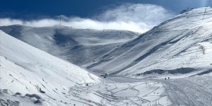 Palandöken Dağı'ndan düşen çığın bir kısmı kayak merkezinin kuzey pistine aktı