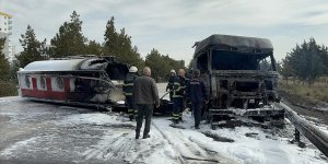 Adana'da otoyolda devrilen akaryakıt tankerinde yangın çıktı