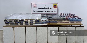 Yaş pasta kutularına ve kanepenin altına gizlenmiş kaçak sigara ile makaron ele geçirildi