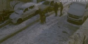 Sancaktepe'de karlı yolda kayan araç, çocuğu sürükledi