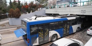 Ankara'da EGO otobüsü köprüye sıkıştı